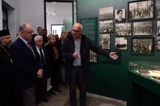 Ο κ. Κουτρουβίδης ξεναγεί τον πρόεδρο της Βουλής, Κων. Τασούλα